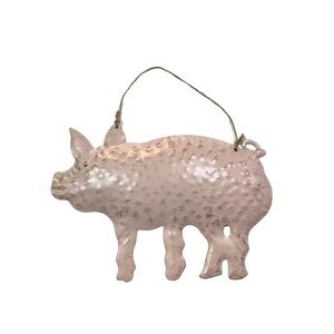 Metal pig wall decor